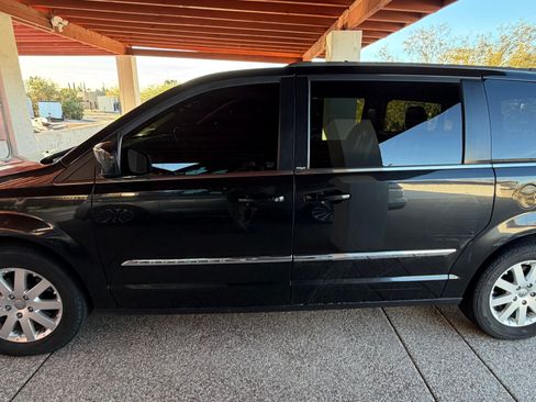 Used 2014 Chrysler Town & Country Touring image 8