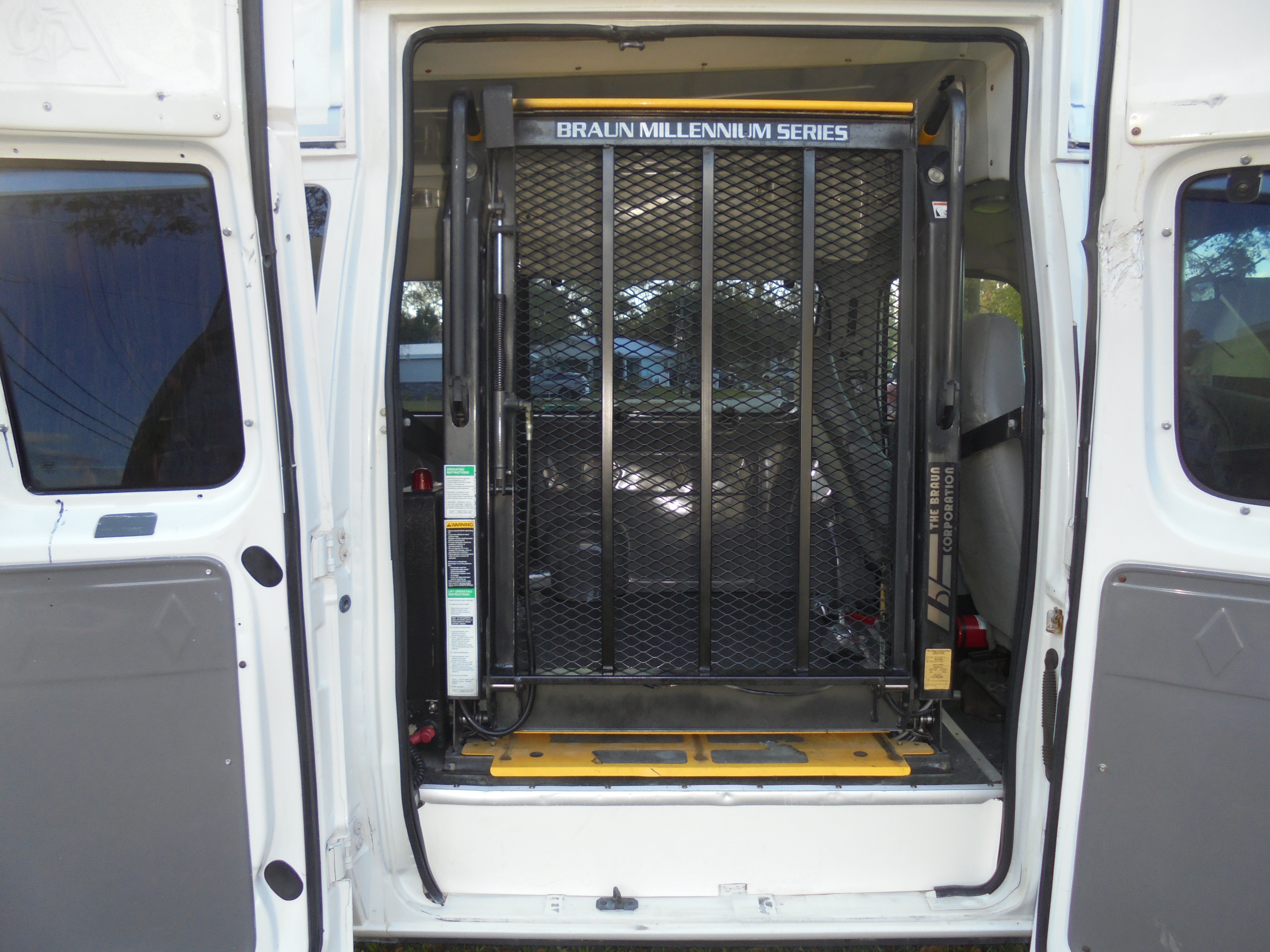 Used 2006 Ford E-250 and Econoline 250 Extended RWD image 10