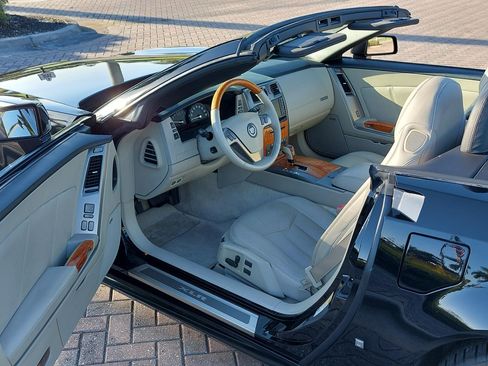 Used 2006 Cadillac XLR image 16