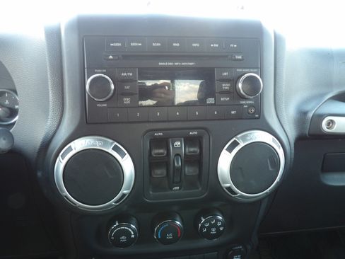 Used 2012 Jeep Wrangler Unlimited Sahara AWD/4WD image 14