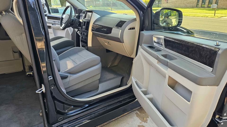 Used 2010 Dodge Grand Caravan SXT FWD image 8