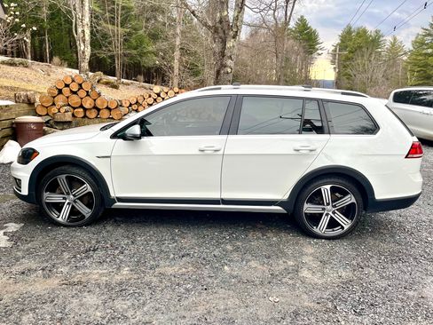 Used 2018 Volkswagen Golf Alltrack S image 2