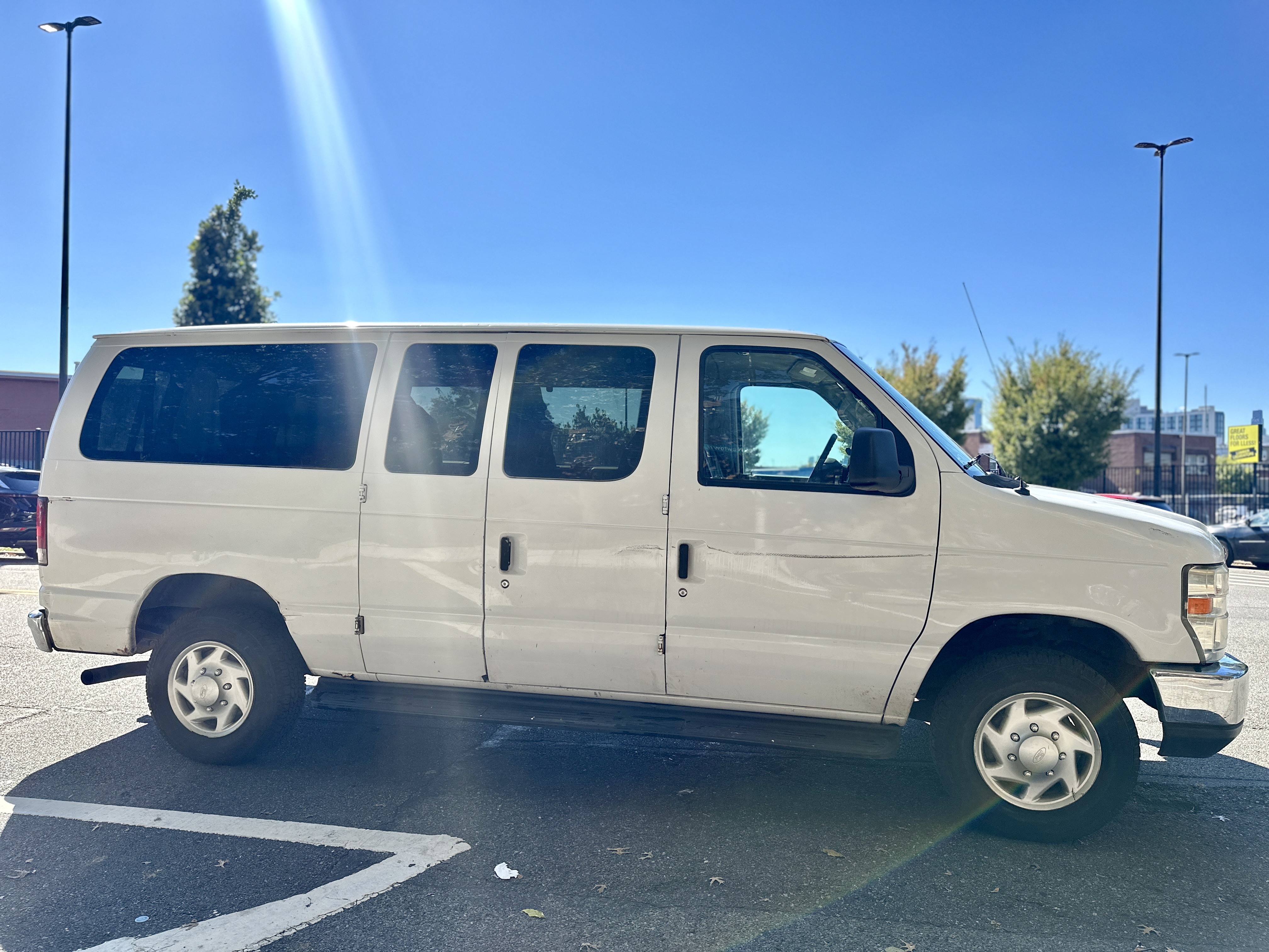 Used 2009 Ford E-350 and Econoline 350 XLT RWD image 4