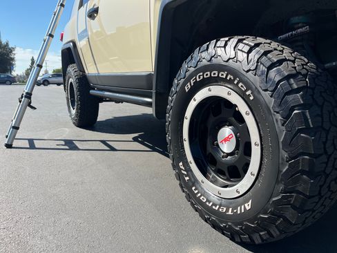 Used 2010 Toyota FJ Cruiser Sport Utility 2D image 11