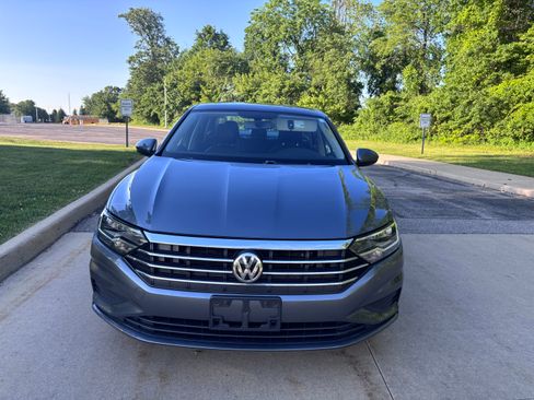 Used 2019 Volkswagen Jetta SE FWD image 2