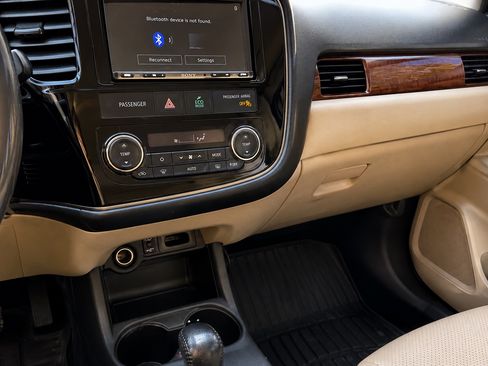 Used 2014 Mitsubishi Outlander SE AWD/4WD image 4