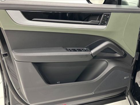 Used 2024 Porsche Cayenne image 19