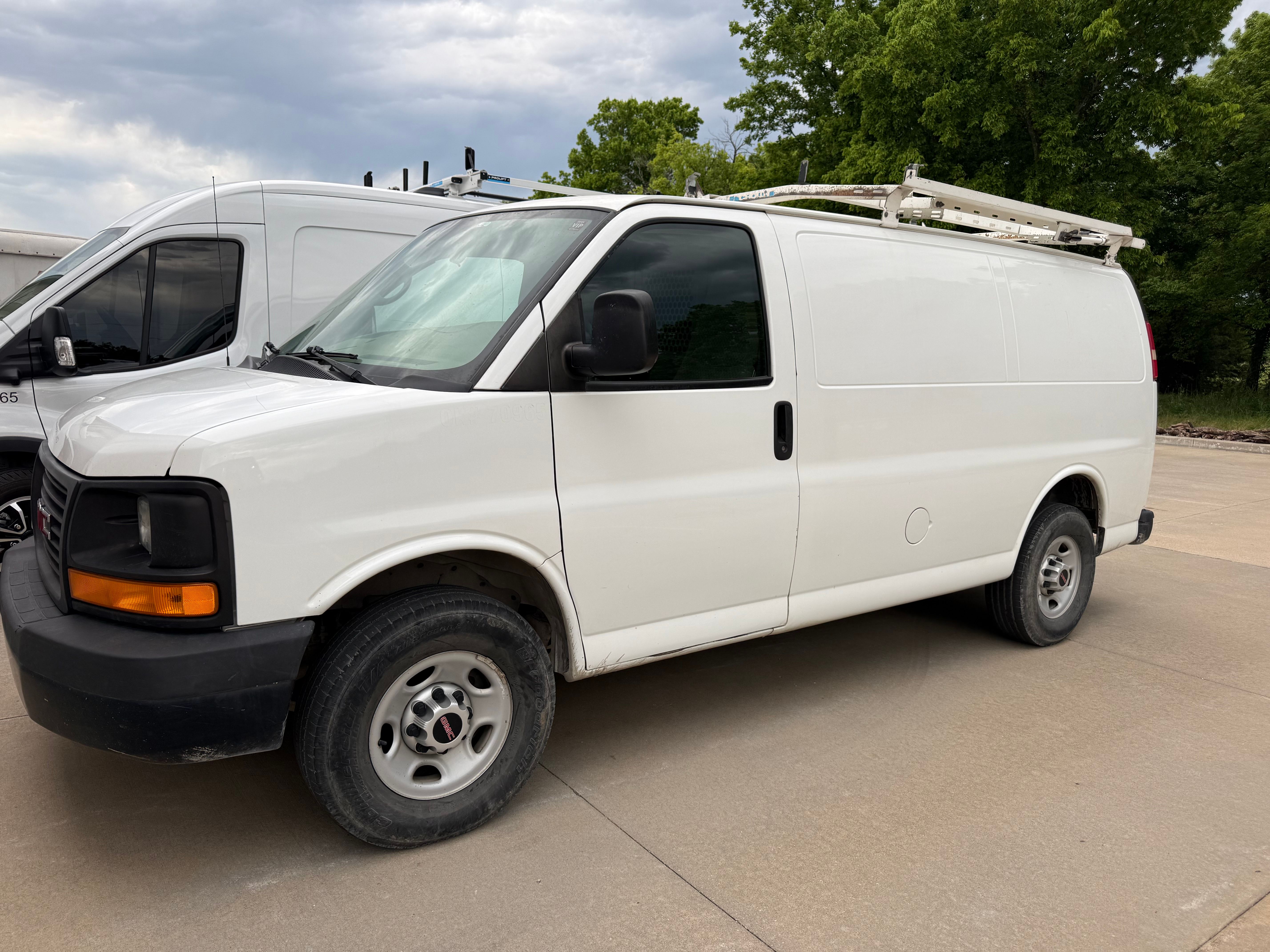 Used 2014 GMC Savana 2500 RWD image 1