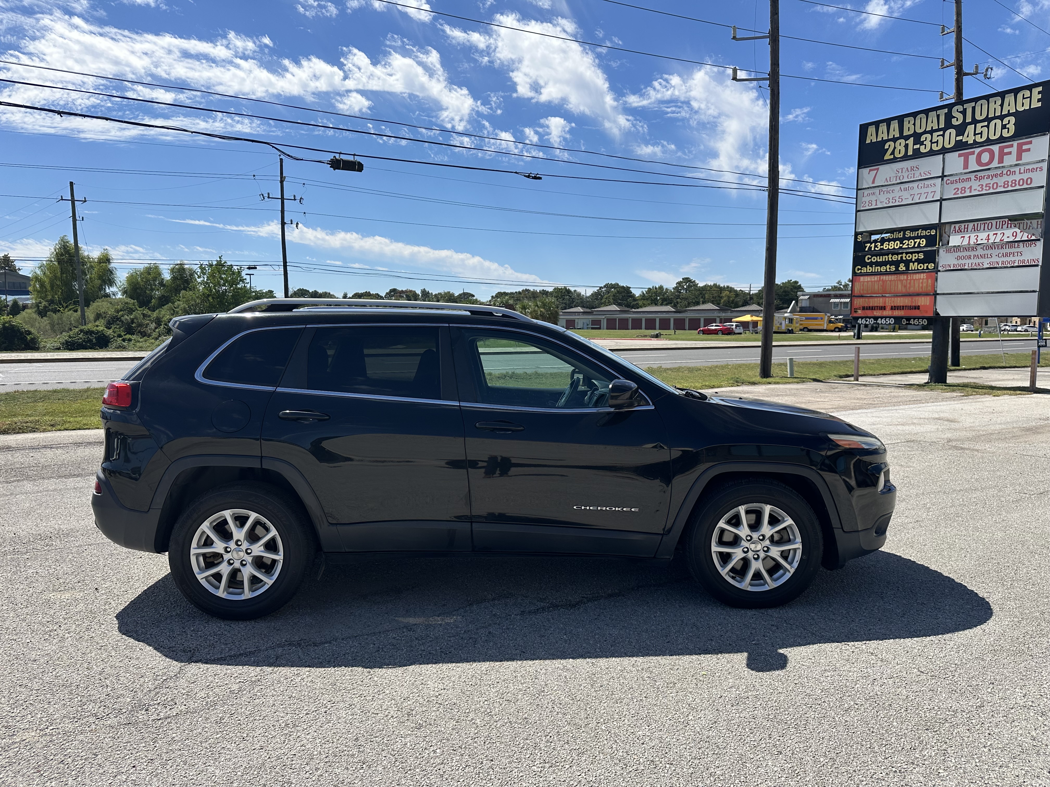 Used 2016 Jeep Cherokee Latitude FWD image 2