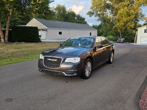 Used 2015 Chrysler 300 Limited image 1