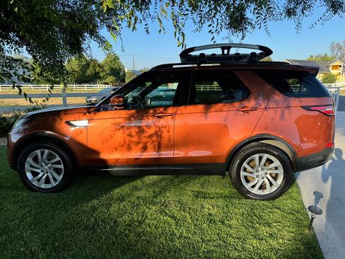 Used 2017 Land Rover Discovery HSE image 2