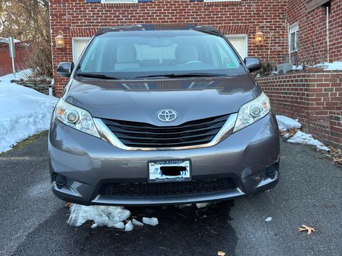 Used 2014 Toyota Sienna LE image 11