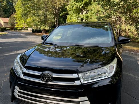 Used 2017 Toyota Highlander Plus image 2