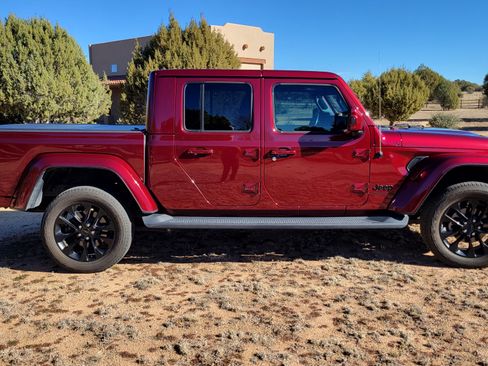 Used 2021 Jeep Gladiator Overland image 4