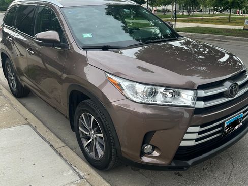 Used 2018 Toyota Highlander XLE AWD/4WD image 1