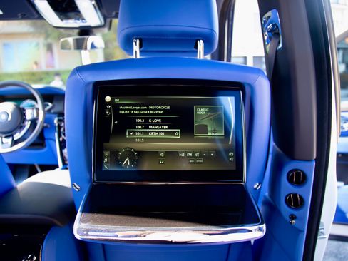 Used 2022 Rolls-Royce Cullinan w/ Technology Package image 21