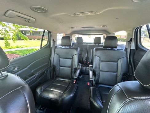 Used 2019 GMC Acadia SLT w/ Black Edition FWD image 16