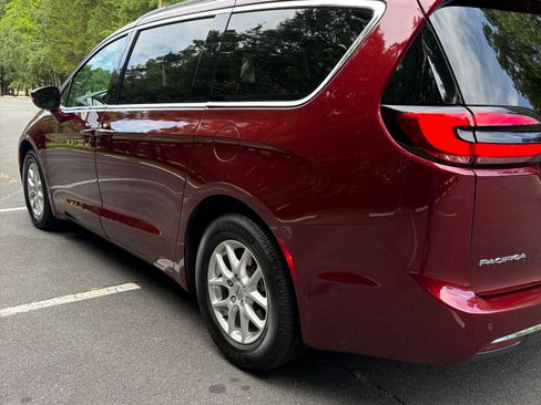 Used 2022 Chrysler Pacifica Touring-L FWD image 8