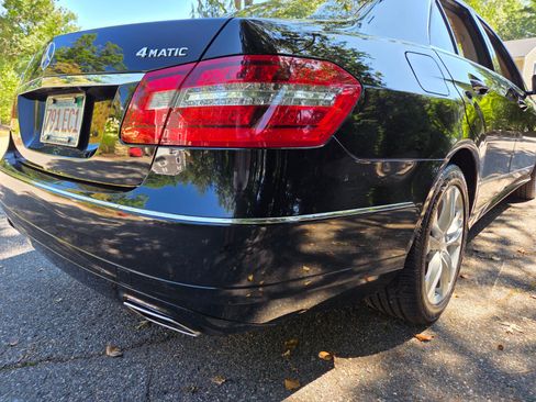Used 2011 Mercedes-Benz E 550 4MATIC Sedan image 25