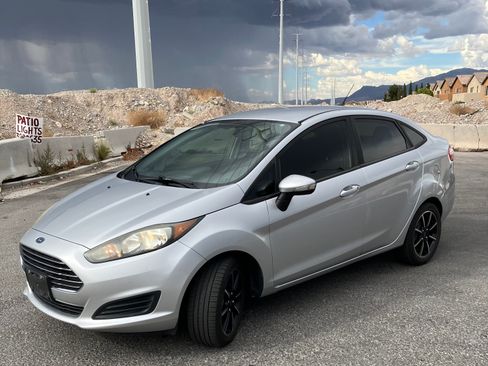 Used 2015 Ford Fiesta SE image 1