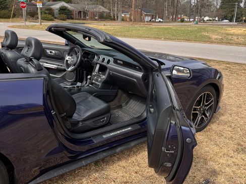 Used 2018 Ford Mustang Premium w/ Equipment Group 201A image 5