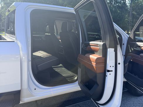 Used 2025 GMC Sierra 3500 Denali Ultimate AWD/4WD image 9