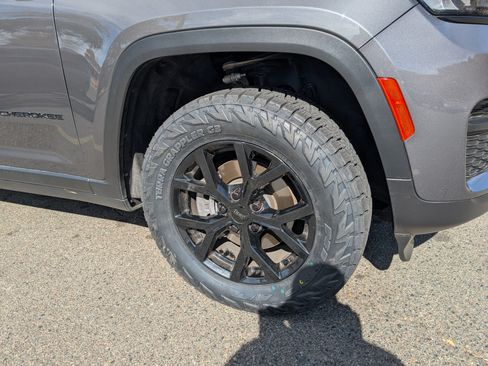 Used 2024 Jeep Grand Cherokee Altitude image 2