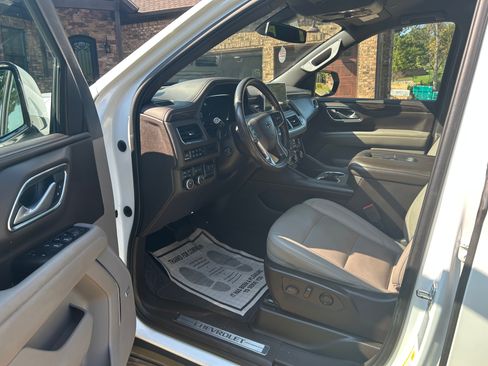 Used 2022 Chevrolet Suburban Z71 w/ Luxury Package AWD/4WD image 5