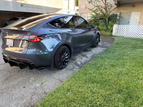 Used 2023 Tesla Model Y Performance image 8