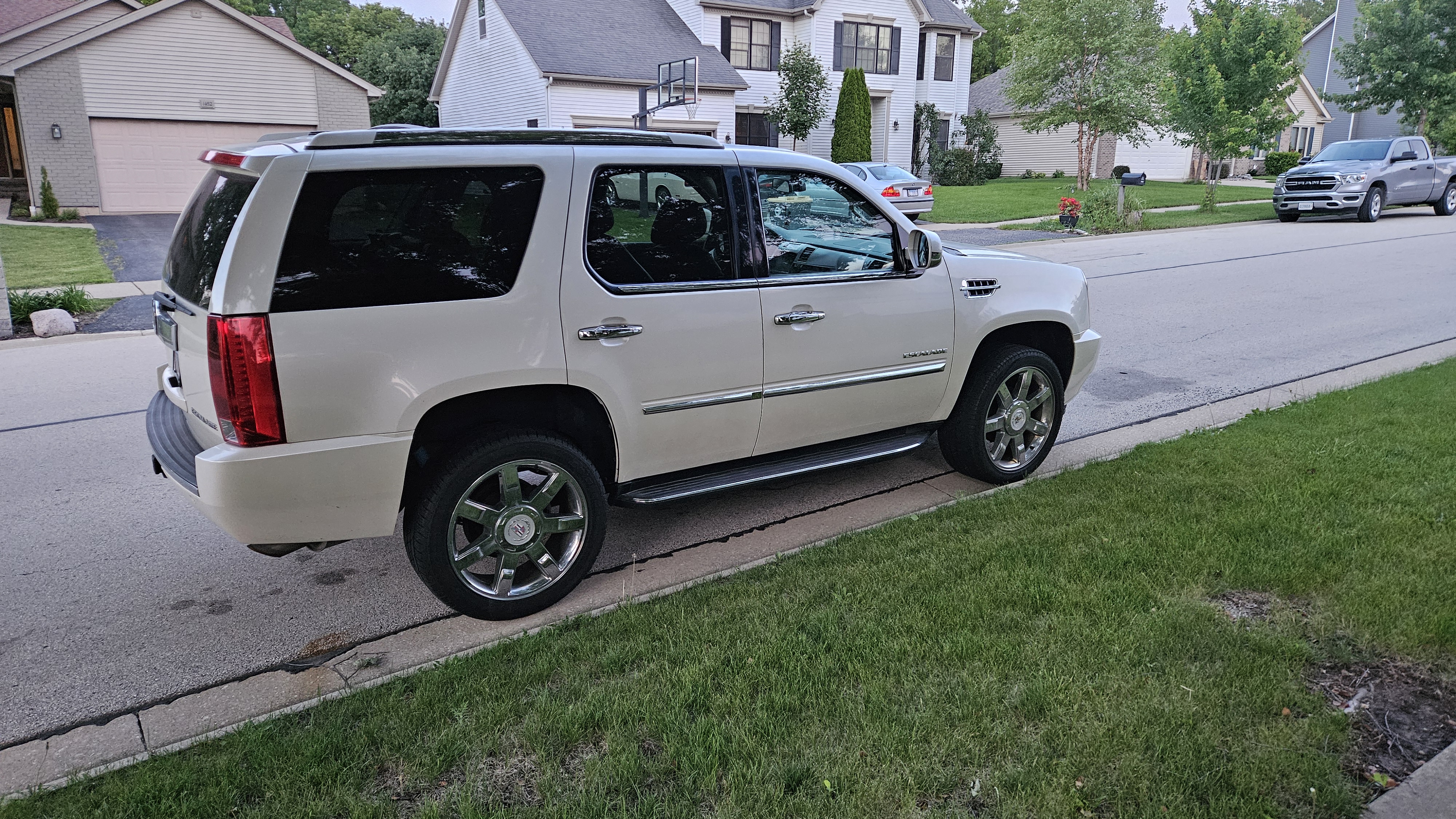 Used 2011 Cadillac Escalade Luxury AWD/4WD image 2