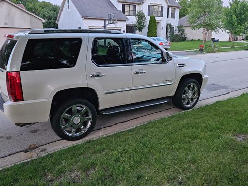 Used 2011 Cadillac Escalade Luxury AWD/4WD image 2