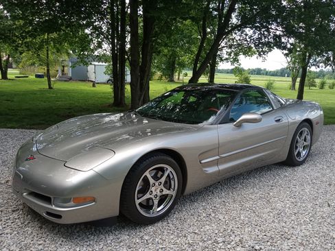 Used 1998 Chevrolet Corvette Coupe w/ Memory Pkg image 2
