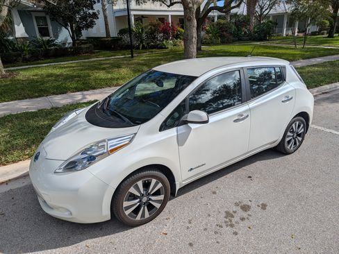 Used 2015 Nissan Leaf SL image 2