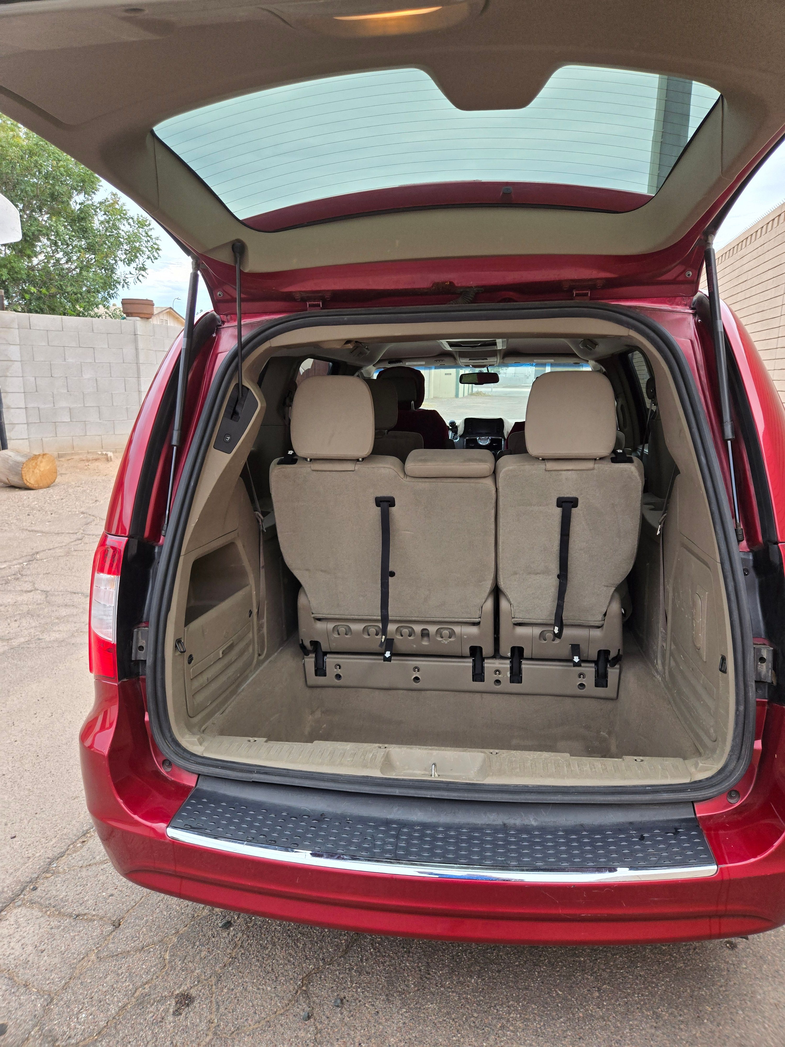 Used 2014 Chrysler Town & Country Touring FWD image 4