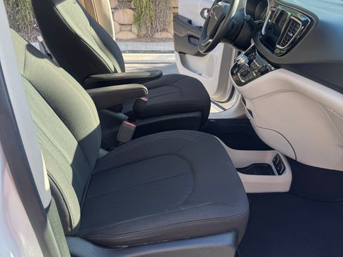 Used 2017 Chrysler Pacifica Touring FWD image 1