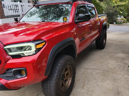 Used 2020 Toyota Tacoma TRD Off-Road image 2
