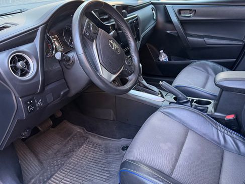 Used 2017 Toyota Corolla SE w/ SE Premium Package FWD image 9
