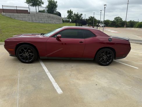 Used 2021 Dodge Challenger SXT w/ Driver Convenience Group RWD image 2