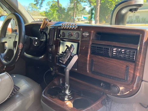 Used 2004 GMC Savana 1500 Van 3D w/ Preferred Equipment Group image 12