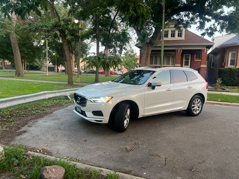 Used 2018 Volvo XC60 T5 Momentum w/ Vision Package AWD/4WD image 1
