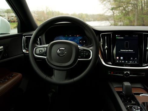 Used 2025 Volvo V60 B5 Cross Country Plus image 18