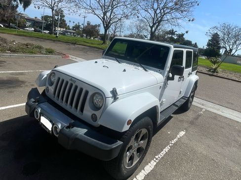 Used 2017 Jeep Wrangler Unlimited Sahara w/ Connectivity Group image 4