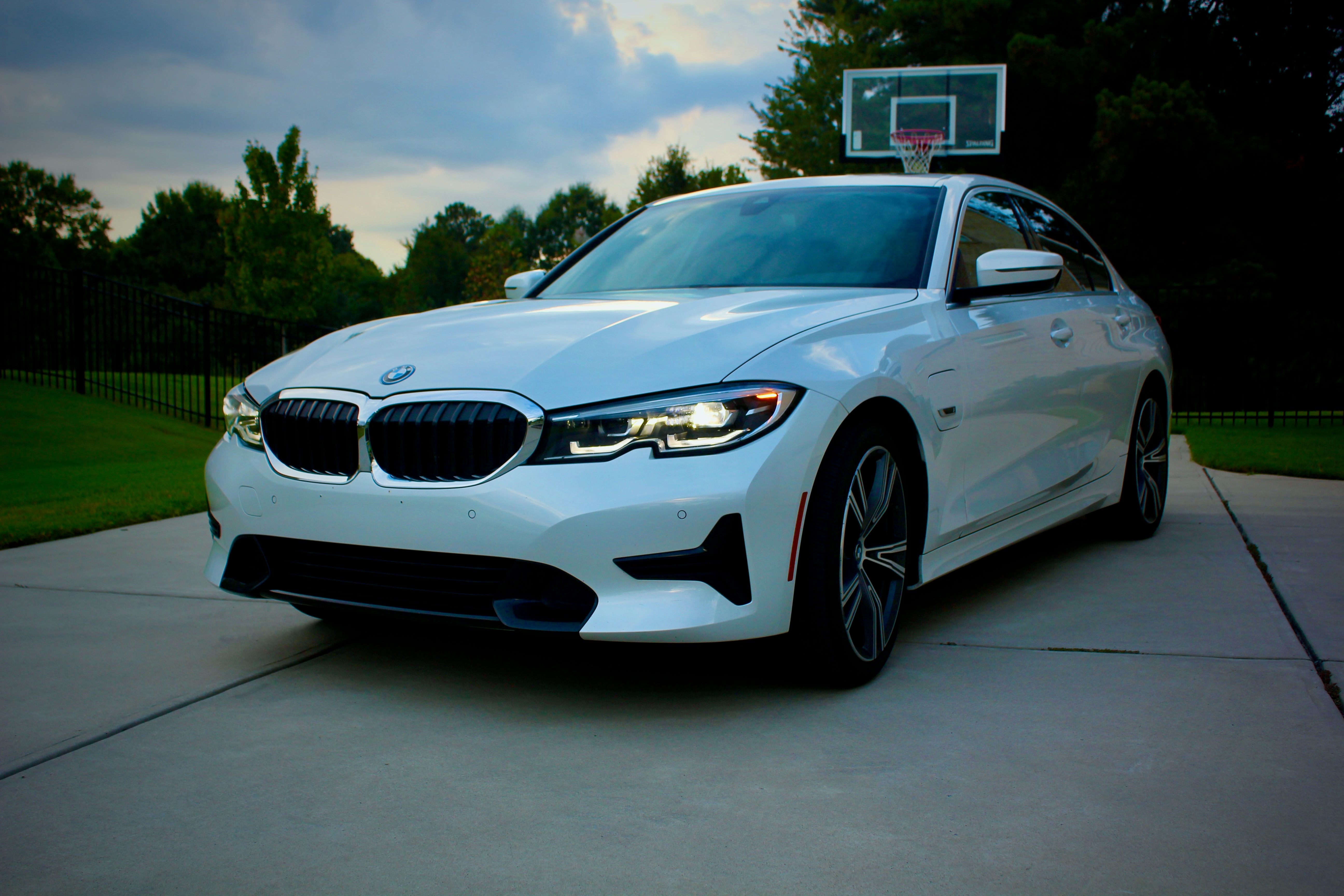 Used 2022 BMW 330e w/ Driving Assistance Package RWD image 1