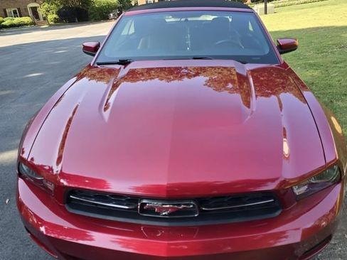 Used 2010 Ford Mustang Convertible image 5