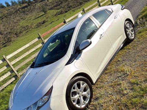 Used 2018 Chevrolet Volt Premier w/ Driver Confidence Package image 16