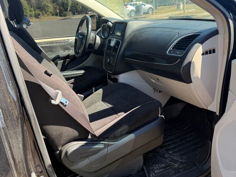 Used 2011 Chrysler Town & Country Touring image 11