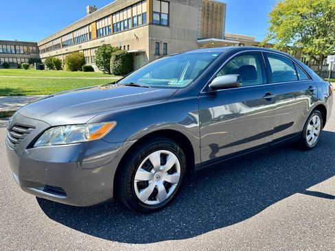 Used 2009 Toyota Camry LE FWD image 1