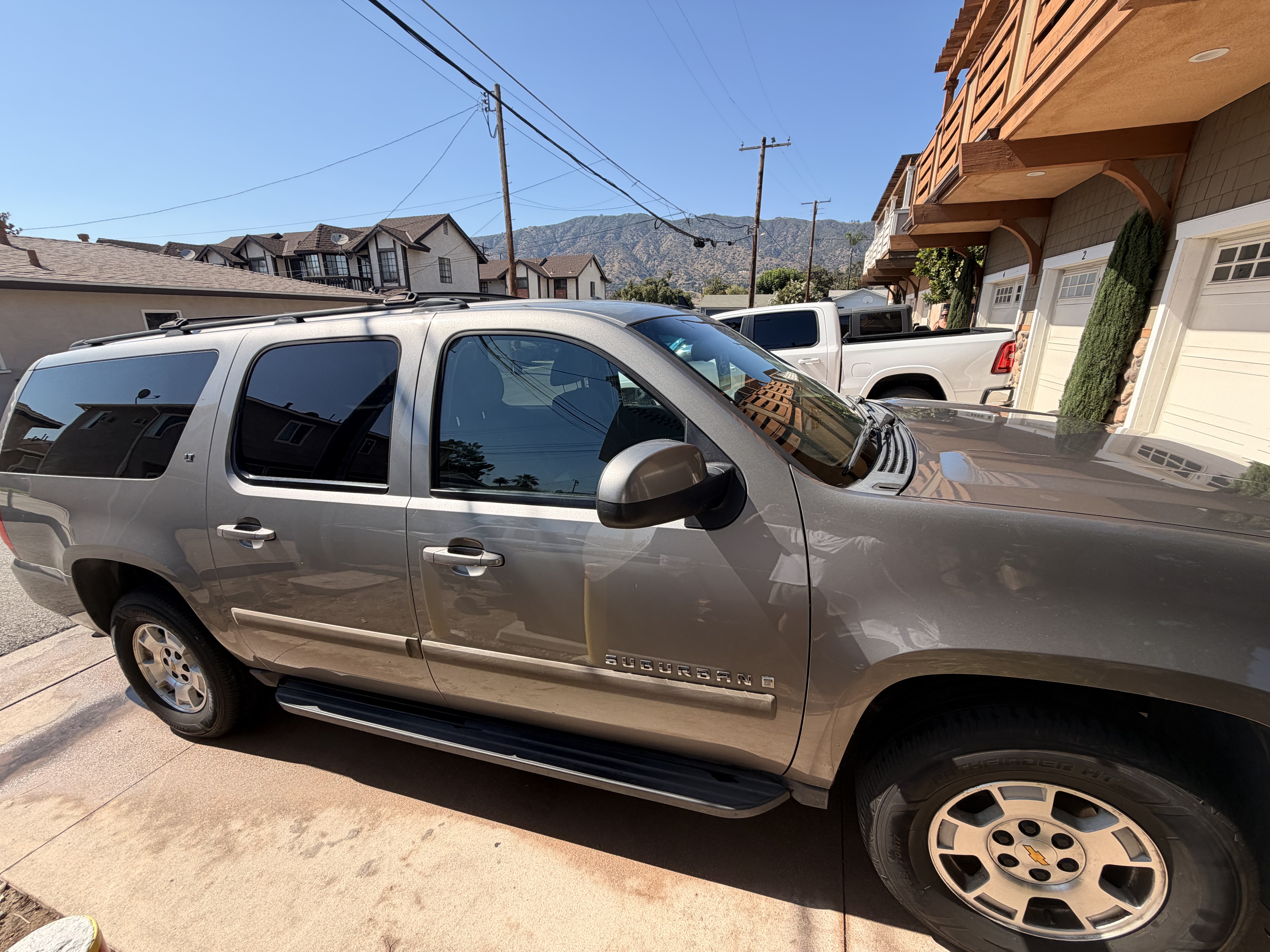 Used 2008 Chevrolet Suburban LT RWD image 5