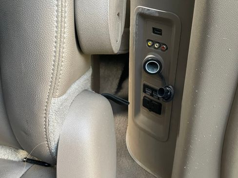 Used 2014 Chrysler Town & Country Touring FWD image 17
