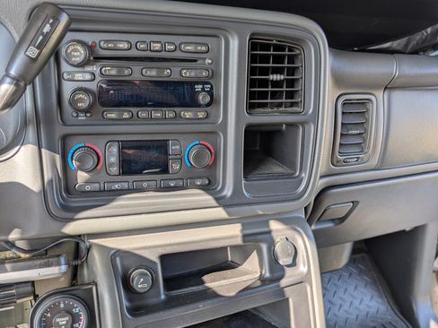 Used 2005 Chevrolet Silverado 2500 LT w/ Heavy-Duty Power Package image 29